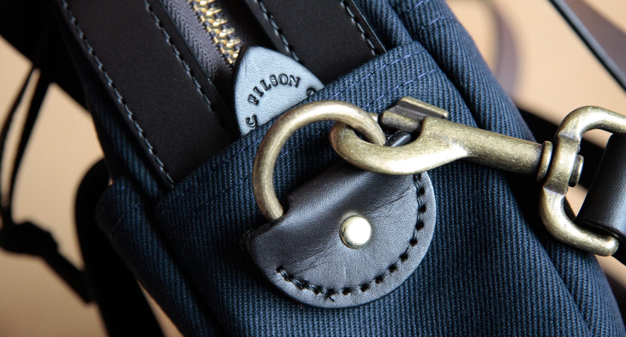 Wo finde ich Filson Taschen in Deutschland? 1 Filson Startseite Brass MG 11511