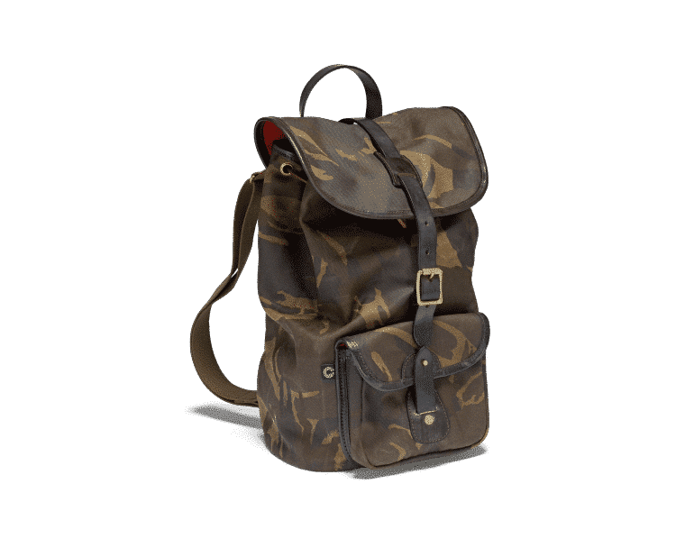 Ein mittig platzierter Croots Rucksack in Camouflage-Optik