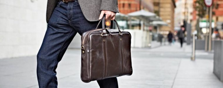 Laptoptasche 14 Zoll oder 13 Zoll - Made in Great Britain 1 Laptoptasche getragen von Business Mann
